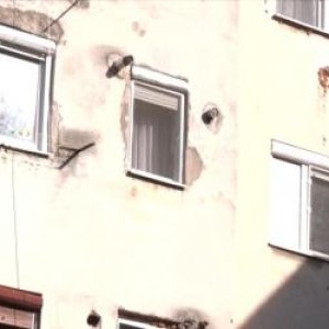 "Mama lui plângea şi-l striga". Copil de patru ani din Alba, căzut de la etajul 3 al blocului în care locuia