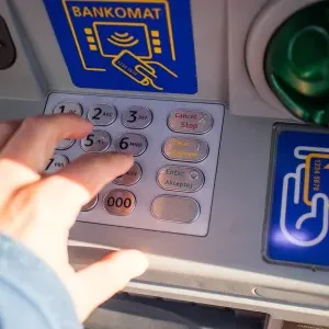 Bancomatele ar putea permite retrageri de orice sumă. Ce schimbare pregătește Parlamentul pentru clienții tuturor băncilor