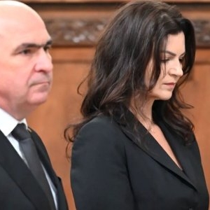 La asta nu se aștepta absolut nimeni! Ce-a putut să răspundă Ilie Bolojan când a fost întrebat ceva despre partenera lui de viață, Ioana Fâșie. Și jurnaliștii au rămas fără replică