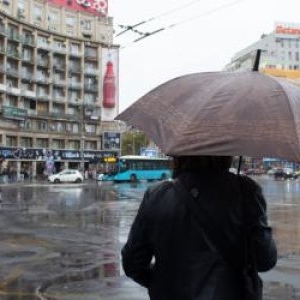 După o zi cu temperaturi mai ridicate, frigul și ploile revin în România. Cum va fi vremea în weekend