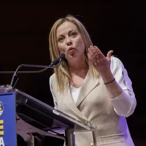 Giorgia Meloni schimbă regulile în școlile din Italia. Vălul islamic este interzis, iar clasele primesc o nouă limită