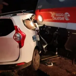Accident feroviar în județul Iași. O mașină în care se aflau şapte persoane a fost lovită de tren