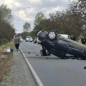 Tragedie în Bihor: un șofer a murit după ce mașina s-a răsturnat de mai multe ori. Traficul a fost blocat