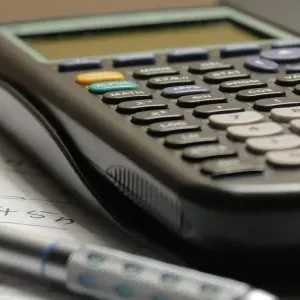Taxe mai mici pentru tinerii de până la 26 de ani care lucrează part-time. Facilitatea ar putea fi extinsă și celor care nu sunt studenți