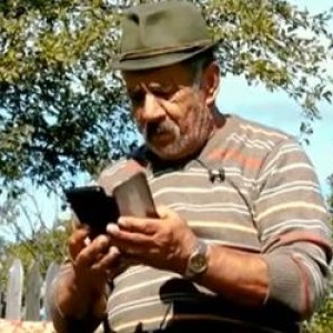 Povestea lui nea Ion, ultimul suflet dintr-un sat din Prahova. Trăieşte singur cu 500 de lei pe lună, în munţi