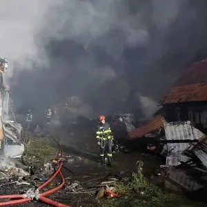 Incendiu puternic în Bistrița-Năsăud. Două case și două mașini, distruse de flăcări - VIDEO