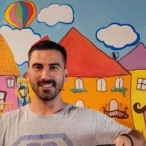 Și-a dat demisia și a renunțat la mașină ca să-și cumpere pământ. Afacerea cu care a dat lovitura