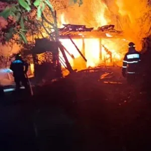 Incendiu suspect la o gospodărie din Fălticeni. Anchetatorii cred că focul a fost pus intenționat