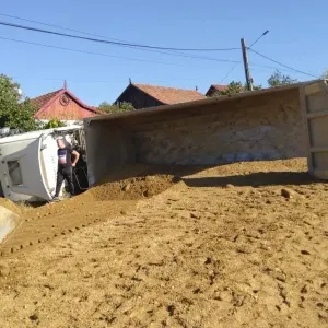 Trafic blocat pe DN 67, în județul Mehedinți, după ce un camion încărcat cu pietriș s-a răsturnat: șoferul, rănit
