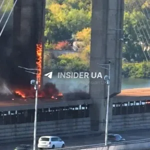 Pod important din Kiev, lovit de două drone rusești. Transportul în comun și metroul, suspendate VIDEO