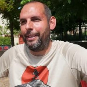 Singurul locuitor al unui sat câştigă un salariu de 1.500 €, dar trăieşte regeşte. Cât a economisit la ţară