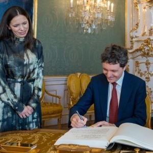 A încălcat protocolul sau nu? Nu doar românii, toată planeta a văzut-o! Mirabela Grădinaru, gest fără precedent în delegația de la Praga. S-a aplecat brusc și a încep...Vezi tot