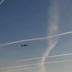 ANIMAŢIE. Ce sunt urmele lăsate pe cer de avioane, care i-au alarmat la conspiraţionişti