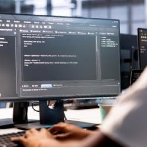 Un IT-st şi-a dat angajatorul în judecată pentru 166 de ore suplimentare. Ce sumă a obținut în instanță