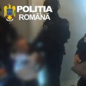 Momentul în care un bărbat din Capitală este împuşcat după ce atacă un poliţist. Ameninţa că îşi va face rău
