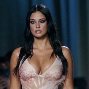 WOW! Antonia "a stins lumina"! Cea mai scurtă și cea mai decoltată rochie, pe podium! 30 de imagini cu vedetele noastre, la Săptămâna Modei din București