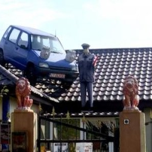 Satul în care un bărbat și-a sudat o caroserie de mașină pe casă. Inițial, avea nevoie de tablă pe acoperiş