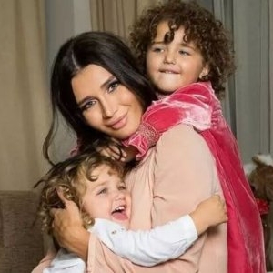 Elena Băsescu, de nerecunoscut! Mamă singură a trei copii, surprinsă de paparazzi cum nu a mai fost văzută niciodată, departe de eleganța de altădată… A fost fotografiată într-o ipostază care a lăsat pe toată lumea fără cuvinte!