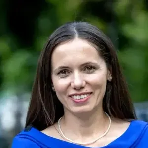 Mirabela Grădinaru, apariție surpriză la un eveniment aniversar. Bărbatul tânăr și celebru care a stat la masă cu partenera lui Nicușor Dan