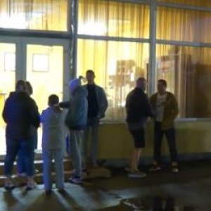 "Mă omoară!" Filmul atacului din Brașov. Cum a reușit femeia să fugă cu copilul și să se ascundă în cofetărie