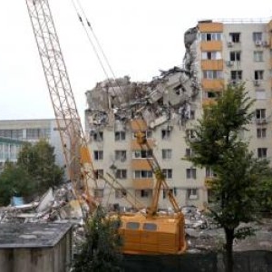 Etajele blocului din Rahova s-au prăbuşit în timpul demolării "controlate". "Ziceai că e cutremur"