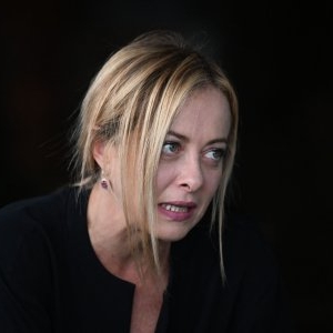 Nu vorbește niciodată despre el, dar s-a aflat absolut tot ce era ținut secret...Cine este, de fapt, tatăl celebru al fiicei premierului Georgia Meloni. Unii au rămas înmărmuriți când au auzit numele controversatului bărbat