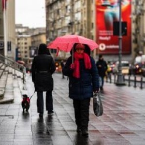 Cod portocaliu de ploi abundente şi vânt în două judeţe. Vin şi ninsorile, cu strat de zăpadă de până la 30 cm