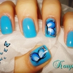 Unghii cu fluture pe albastru