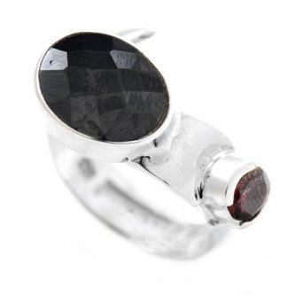 Inel din argint cu onix si granat