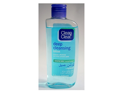 Lotiune faciala pentru curatare profunda pentru piele sensibila Clean & Clear Deep Cleansing